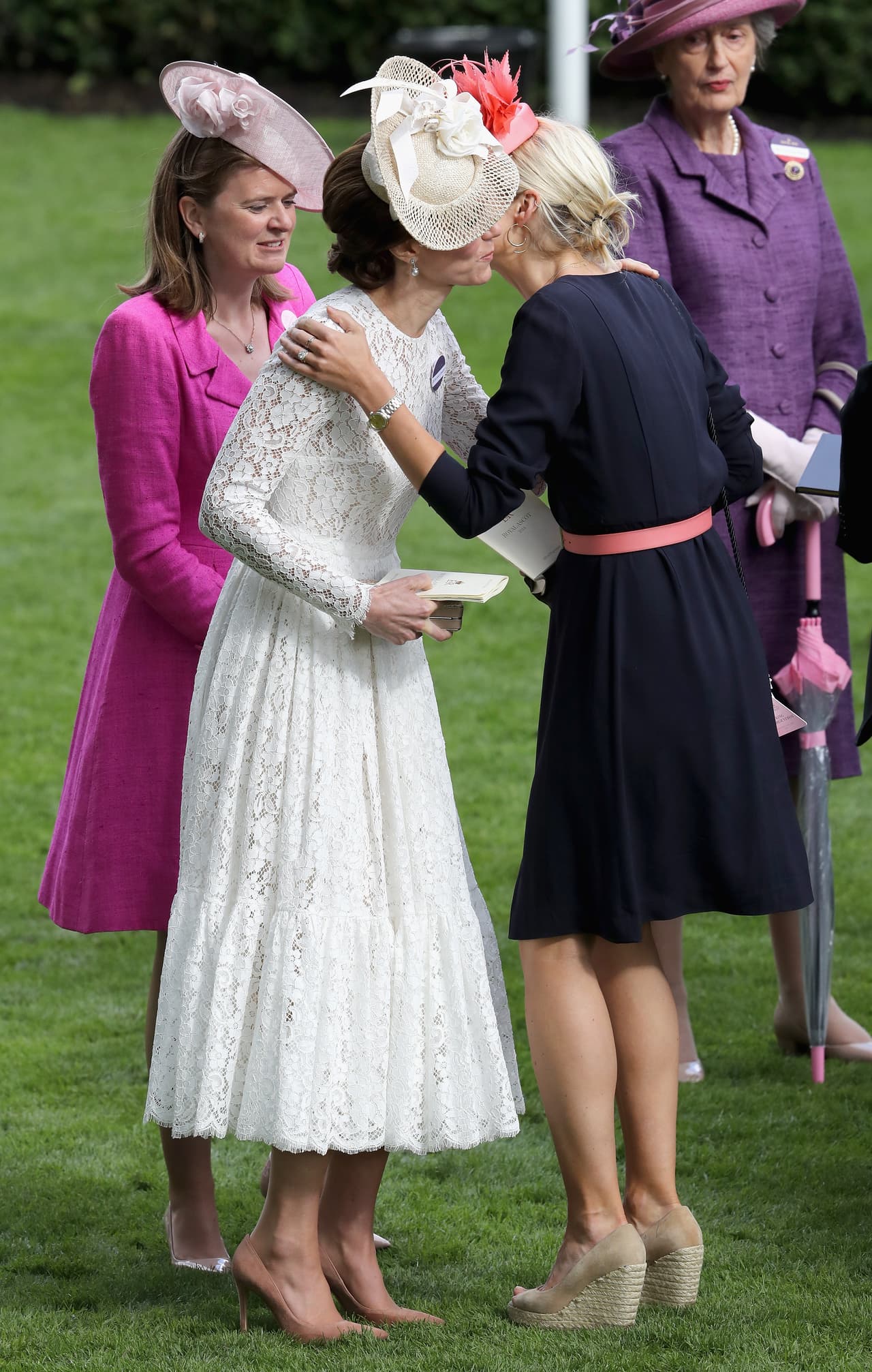 Cuando en la carrera de Ascott la duquesa usó este vestido de encaje de Dolce & Gabbana y sombrero Jane Taylor, le dio ideas a todas las novias del mundo: tus zapatos de matrimonio pueden ser perfectamente unos ligeros color piel para superar los típicos color perla que jamás nadie volverá a usar.