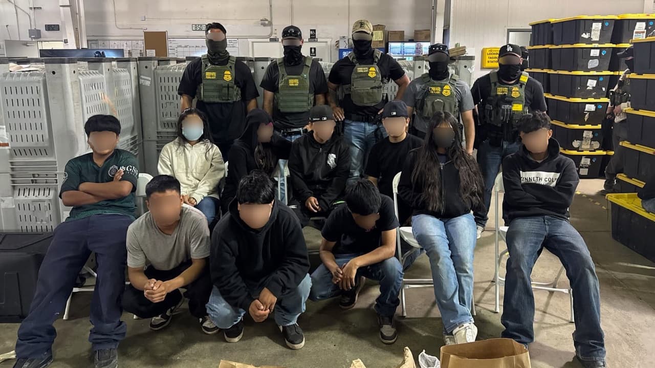 Autoridades federales informaron que entre los arrestados 
<b>hay menores de edad indocumentados</b>, varios de los cuales estaban en riesgo de explotación laboral o trata de personas.