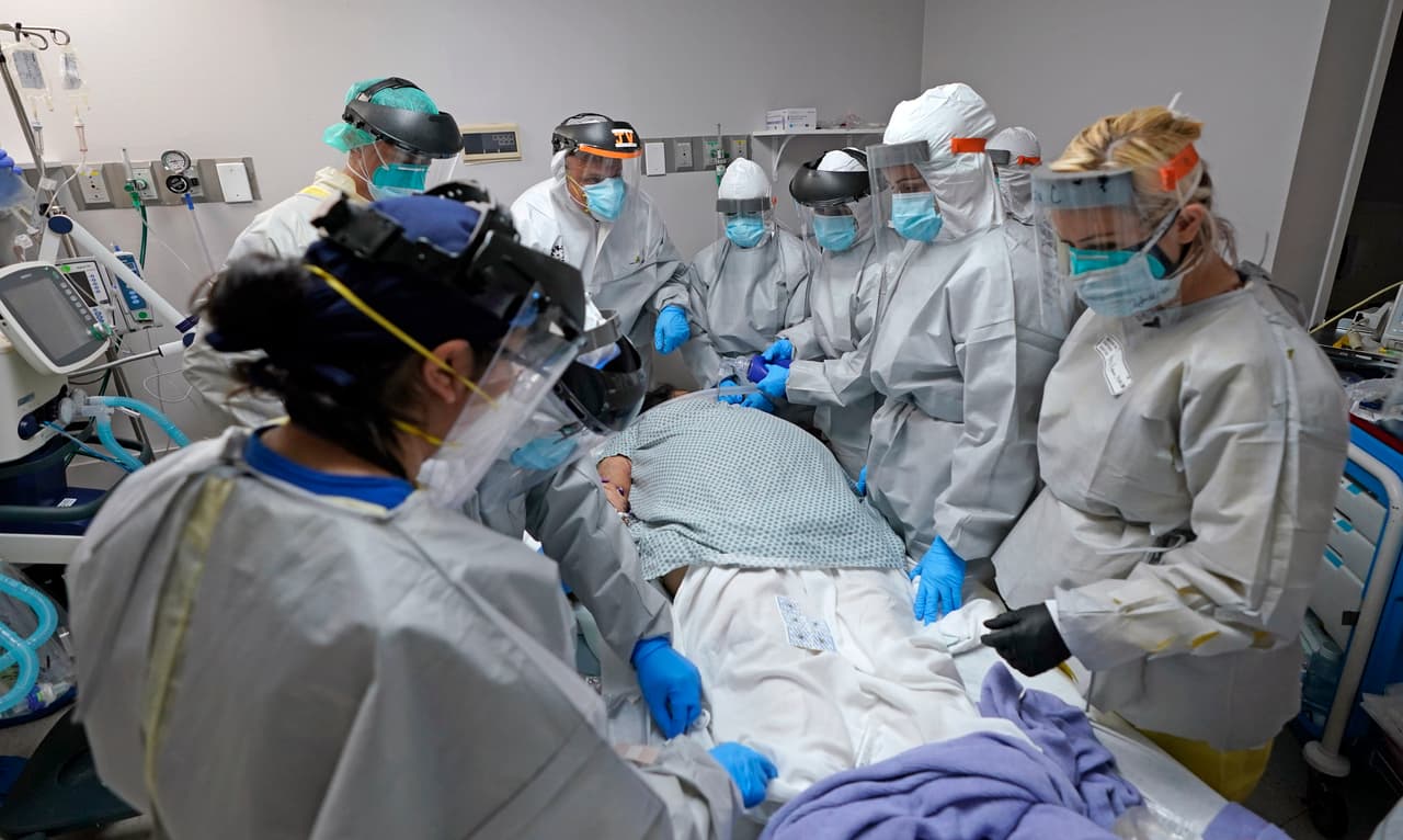 Varon y su equipo en el momento que ya no pudieron mantener a un paciente con vida. Texas superó los 10,000 nuevos casos confirmados en un solo día hace dos semanas, un nuevo máximo diario.