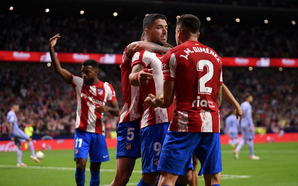 Con goles de Thomas Lemar y Luis Suárez, Atlético de Madrid vence 2-0 al Barcelona y empatan al Madrid en la cima de la tabla.