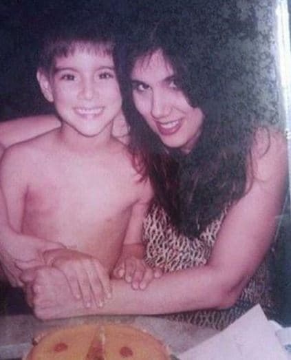 Félix Gabriel junto a su madre.