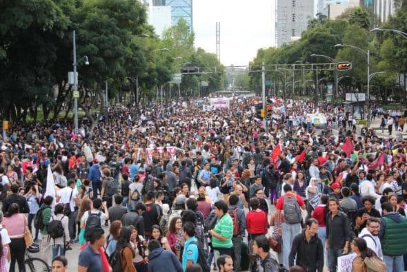 Miles de estudiantes, activistas y padres de los estudiantes desaparecidos, inundaron las calles de la ciudad de México. (Crédito: Roberto Bustamante)