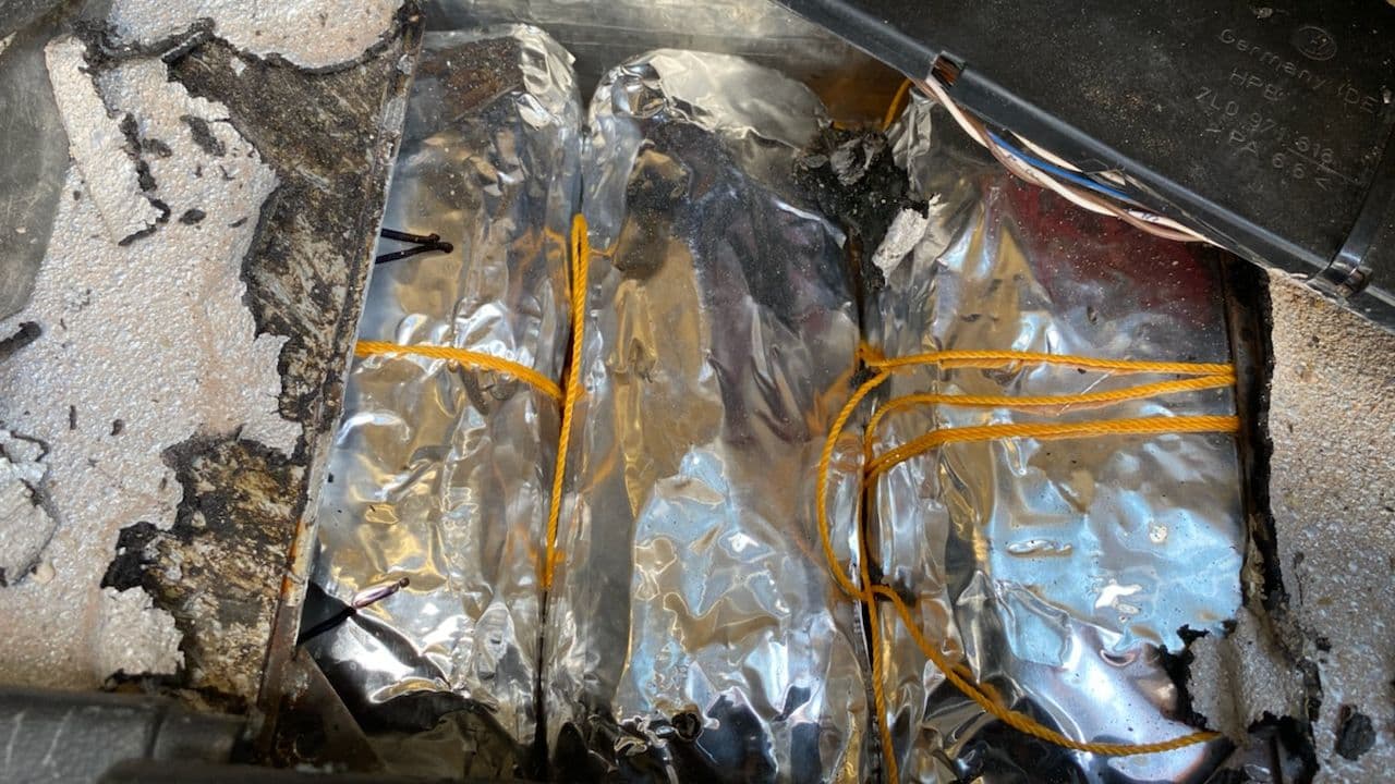 La droga venía escondía en estos papeles en el vehículo.