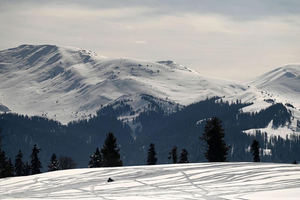 El "milagroso" rescate de un hombre que quedó sepultado tras una avalancha por 7 horas: "algo casi único en la historia"