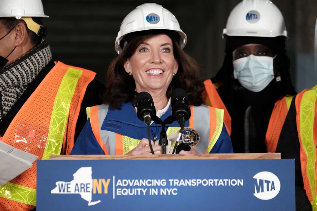 Cabe señalar que la ley firmada por el presidente Joe Biden no solo comprende mejoras en el sistema de transporte público existente, también incluye nuevas inversiones en infraestructura y un proyecto para ampliar la red de estaciones de carga de autos eléctricos, entre otros trabajos.