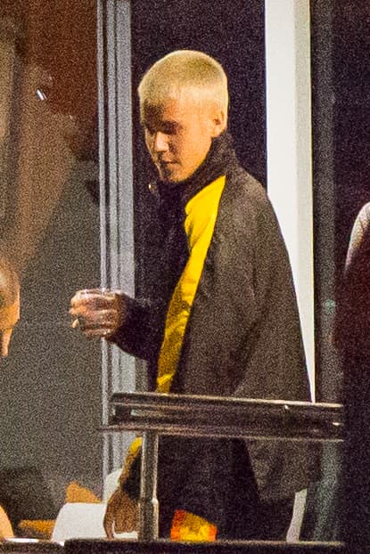 Justin Bieber fue visto de fiesta en un barco con alrededor de diez mujeres, bebiendo, charlando y bailando hasta bien entrada la noche, desembarcando alrededor de la 1:30 a. m. el 12 de marzo. Justin también pareció entrar en una discusión con uno de sus guardias de seguridad antes de darle un abrazo.