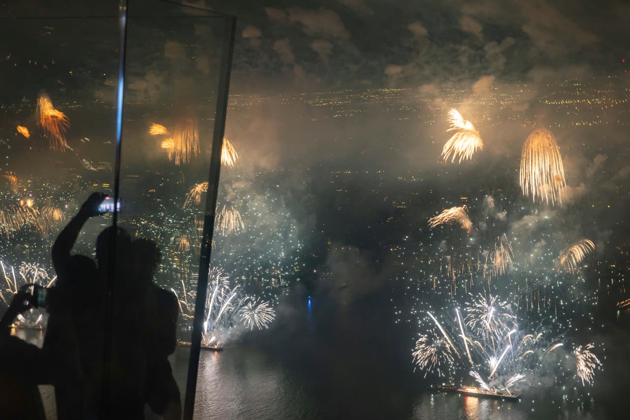 Los residentes de Nueva York y Nueva Jersey disfrutaron del espectáculo de luces y colores sobre el río Hudson.
<br>