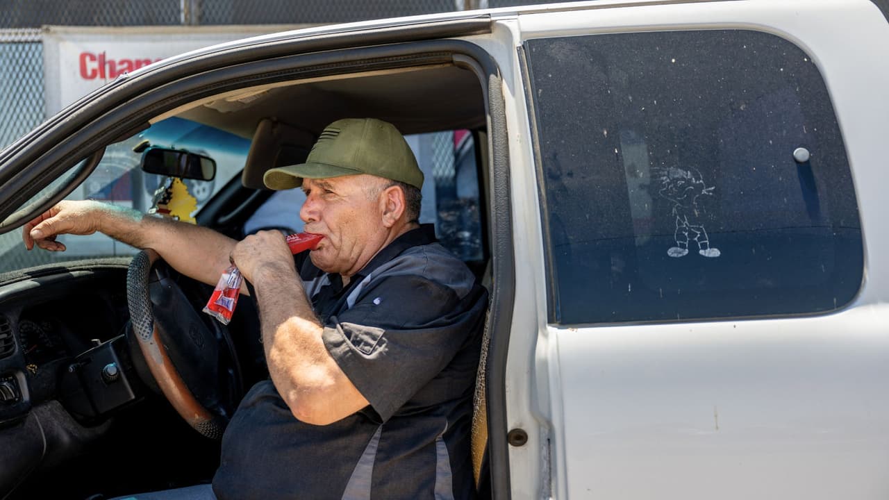 <b>Preparación del vehículo y estacionamiento: </b>Busquen activamente
<b> zonas de sombra para estacionar los vehículos y evitar que se conviertan en hornos móviles</b>. Si no hay sombra disponible, opten por 
<b>estacionar bajo árboles o en lugares donde el sol no incida directamente durante las horas más calurosas</b>, especialmente entre las 12:00 y las 16:00 horas.
