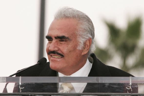 "
<b>Me pasé como tres años muy enfermo.</b> Cuando me operaron del hígado volé muy rápido, me dieron de alta y le dije a los pilotos 'vámonos', y dicen que es muy malo volar recién operado", comentó el cantante.