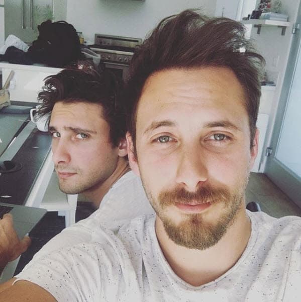 Zurita puntualizó que sus hijos Sebastián y Emiliano se ven bien, "somos una familia, en ese sentido, muy especial, porque convivimos mucho a pesar de que nuestro trabajo nos lleva por todos lados. Siempre nos dimos al año dos meses para hacer algún viaje".