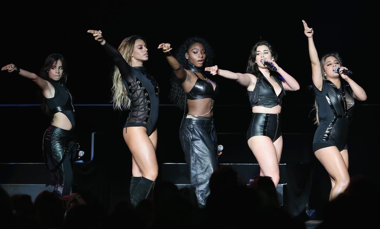 VIDEO: Fan de Fifth Harmony tira a Ally Brooke Hernandez al suelo durante concierto 