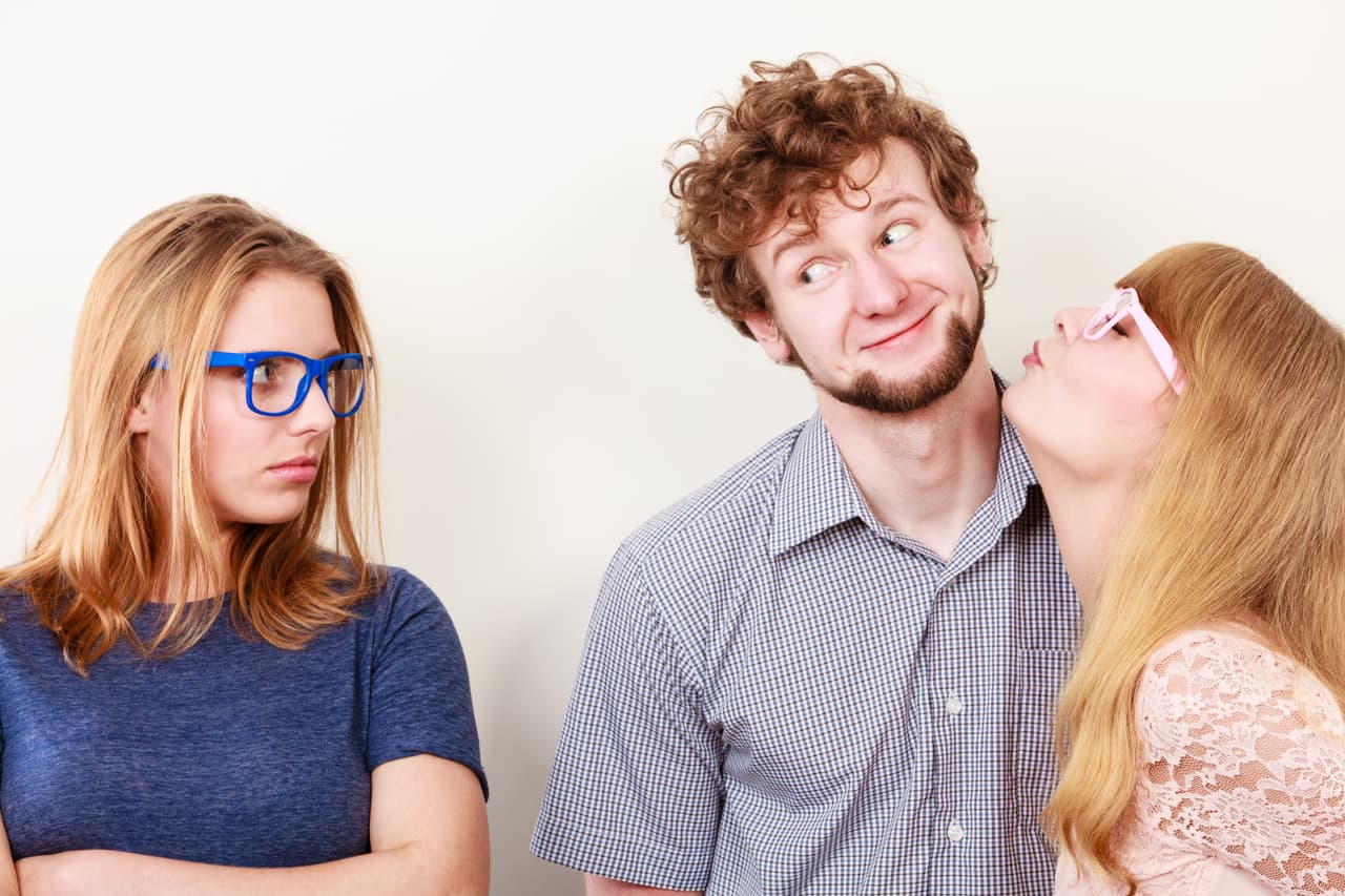 ESCORPIÓN. Quemarás la lista de las actitudes negativas con la llama de una vela aromática color azul prusia, intenso. Cualidades negativas de tu signo que quizás tengas y debas superar: tus celos, deseos de mandar y dominar a los demás, el rencor, las actitudes de control y posesivas