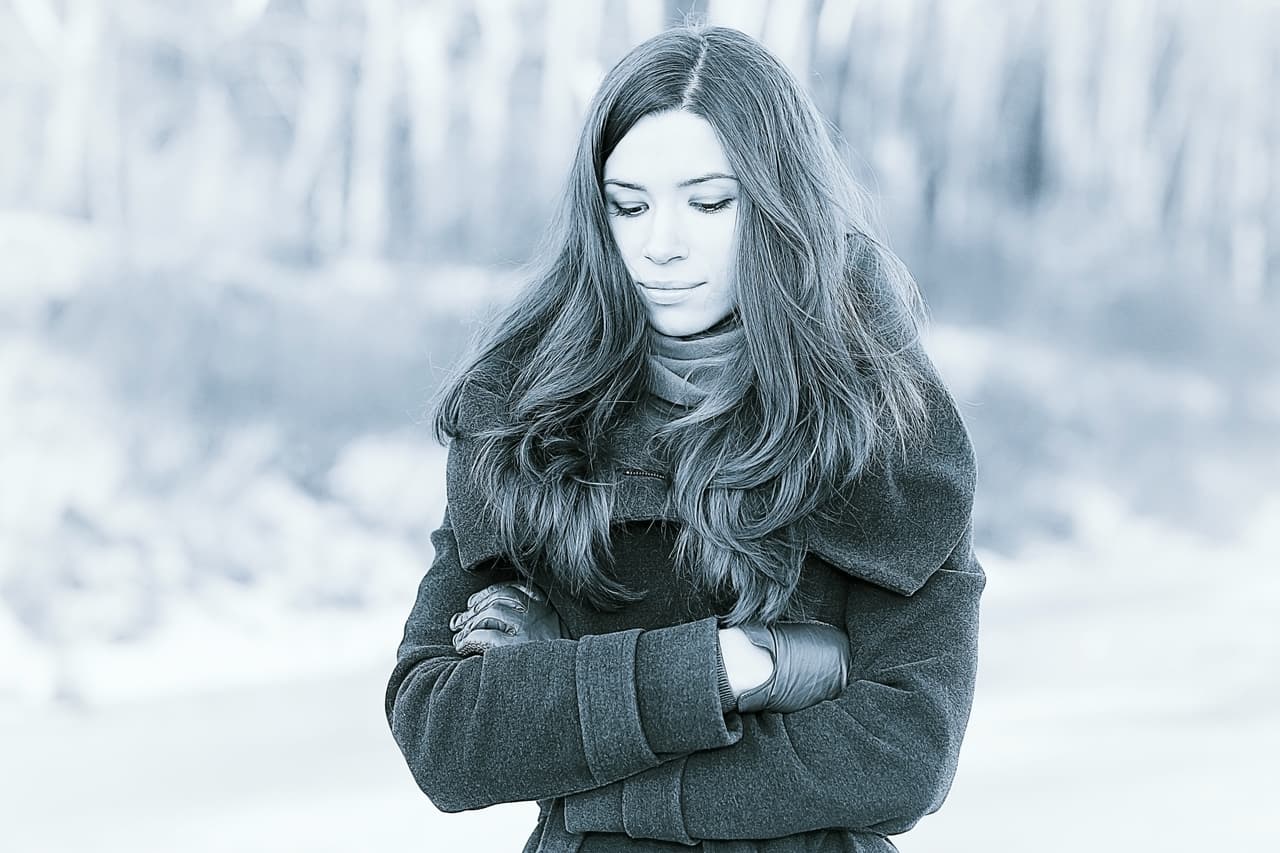 CÁNCER. Quemarás la lista de las actitudes negativas con la llama de una vela aromática color blanco o azul pálido. Cualidades negativas de tu signo que quizás tengas y debas superar: vivir en el pasado, miedos a perder el cariño de los demás, de la familia y amigos, tu obsesión por quedar bien con todo el mundo.