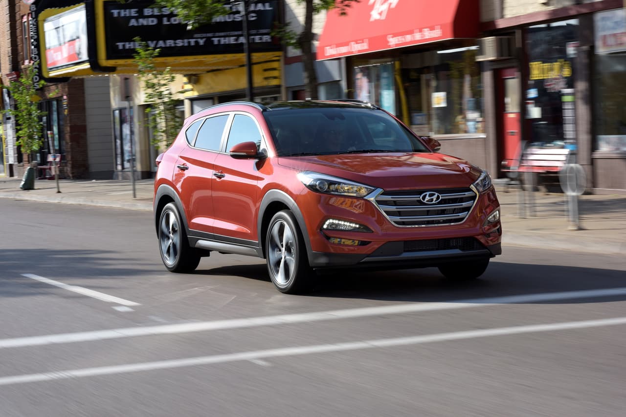 SUV pequeña - Hyundai Tucson 2016: La Tucson aparte de ser uno de los modelos más acertados y populares de la casa coreana, es el tipo de auto que hacer sentir bien a sus dueños por su decisión de compra. Los finalistas en este, uno de los segmentos de mayor crecimiento del mercado fueron la Subaru Crosstrek y la Volkswagen Tiguan.