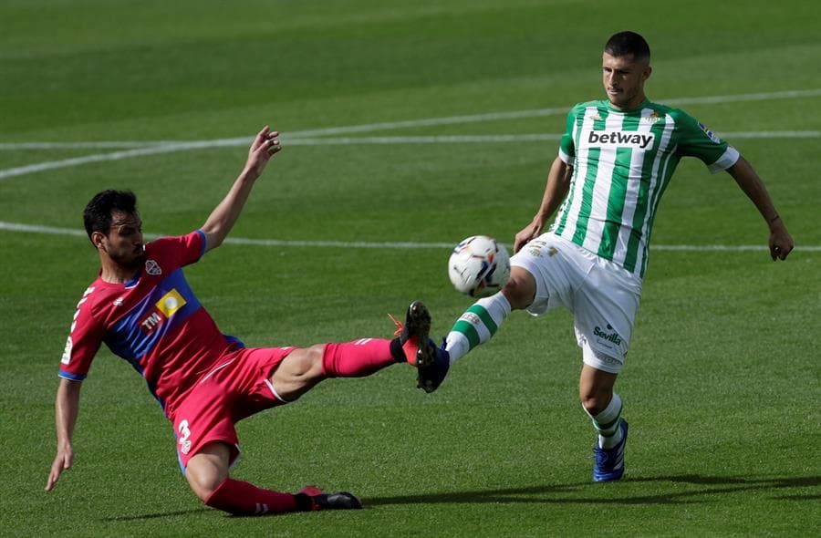 Real Betis se queda con la victoria ante el Elche. Antonio Sanabria abrió el marcador al minuto siete, seguido de su compañero Cristian Tello, quien hace doblete para poner 3-0 a su equipo. Es hasta el minuto 60 que José Antonio Ferrández pone el único tanto para el Elche en la octava jornada de LaLiga.