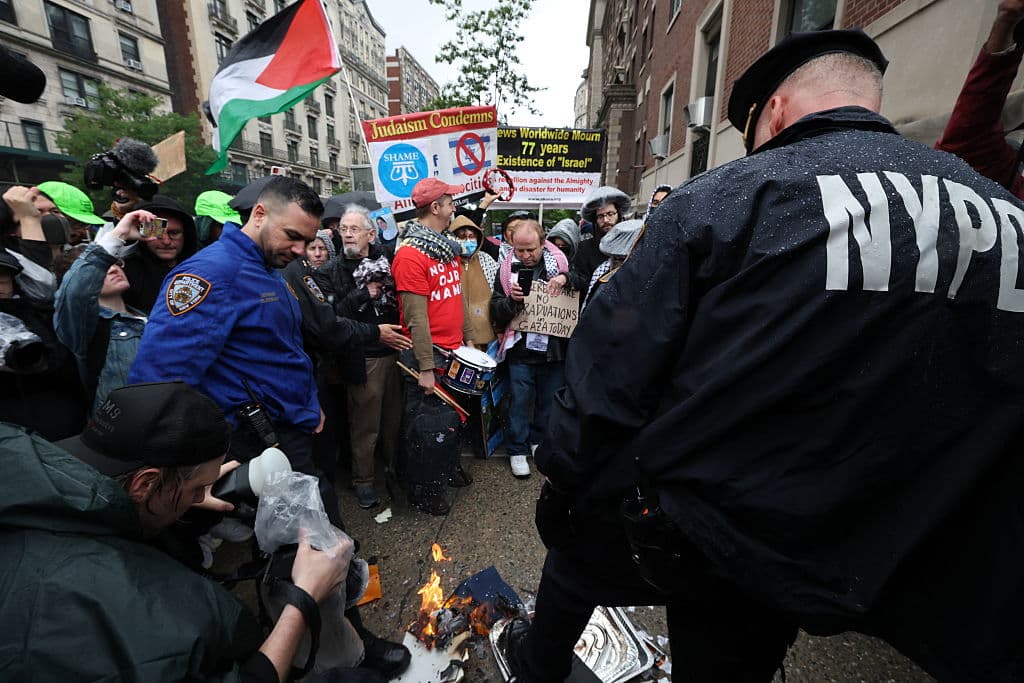 Agentes del NYPD intervinieron con la quema de diplomas a las afueras de la graduación para evitar que las llamas se extendieran.