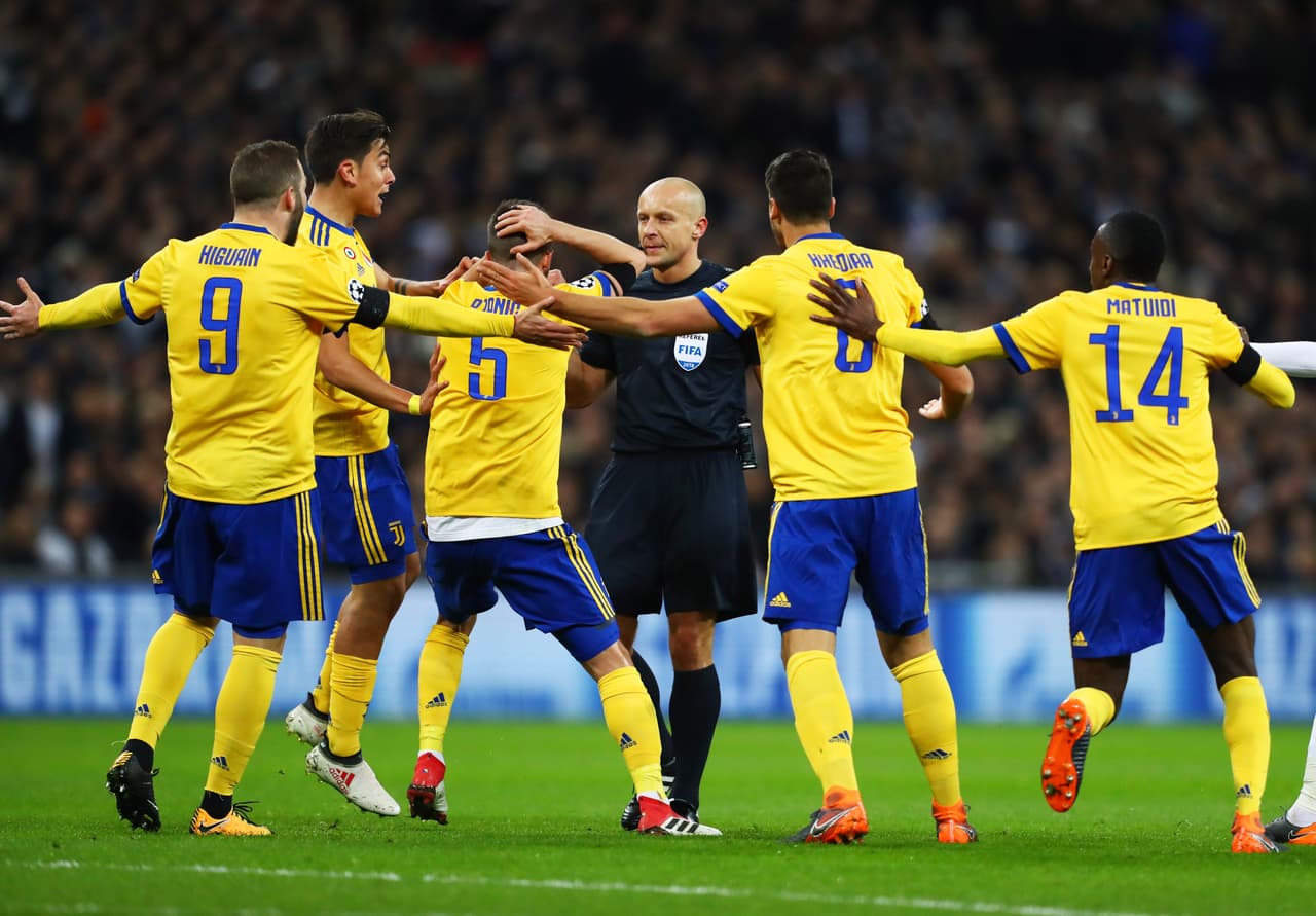 En el primer tiempo, Juventus lució superado y más cuando pidió con desesperación un penalti a su favor.