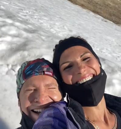 Ya sobre la nieve, la pareja disfrutó y se divirtió "como niños".