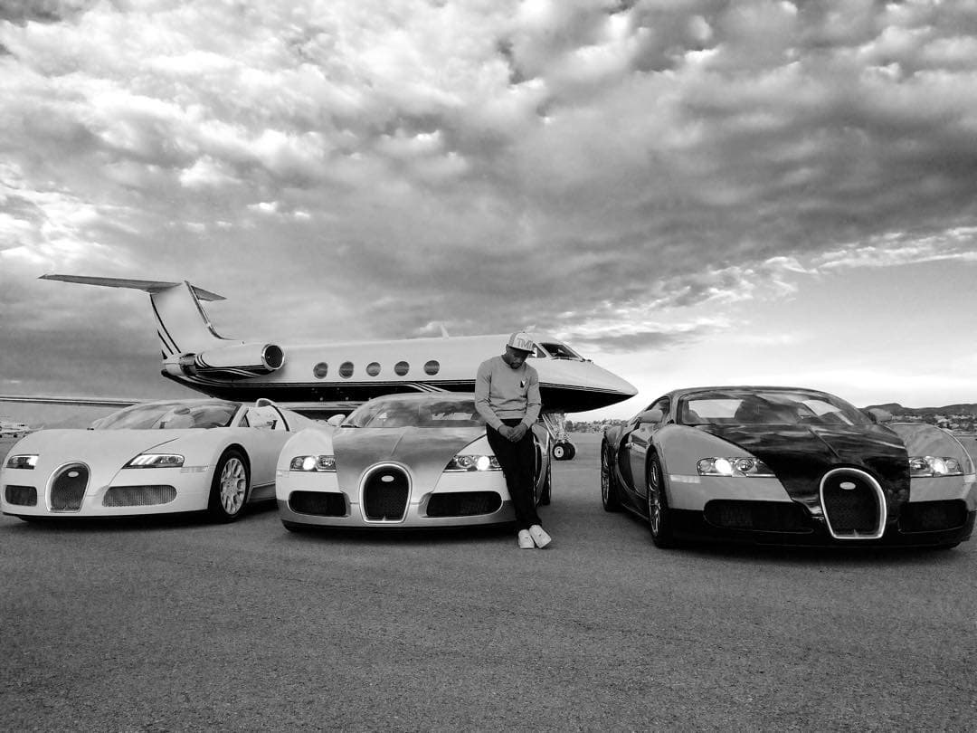 La colección de carros de Floyd Mayweather no termina aquí, pues cuenta con muchos modelos más de las firmas más exclusivas del mundo, incluyendo Ferrari, Mercedes-Benz, Bentley, McLaren, Porsche y Lamborghini, entre otras. Se dice que Money Mayweather cuenta con más de 100 carros (y contando) distribuidos en varias ciudades de Estados Unidos.