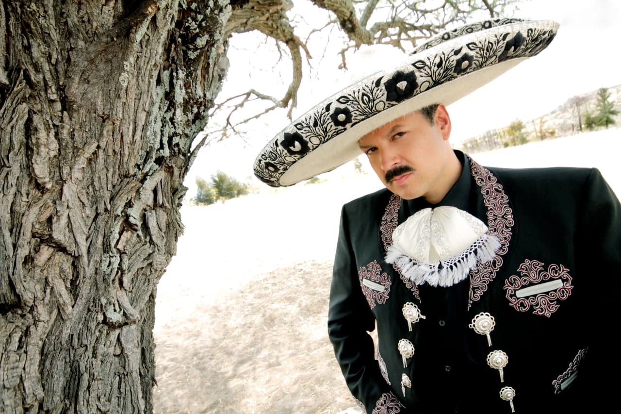 Con más de 20 años de carrera, Pepe Aguilar es uno de los máximos cantantes mexicanos que continúa con el legado de su padre, Antonio Aguilar.