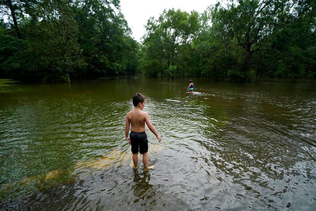 A medida que Claudette siga moviéndose con rumbo al noreste durante este fin de semana, dejará lluvias fuertes en el centro de Alabama, el centro y el norte de Georgia, y el Piedmont de las Carolinas, con totales de entre 3 y 6 pulgadas y hasta 8 en zonas aisladas, pudiendo provocar inundaciones repentinas.