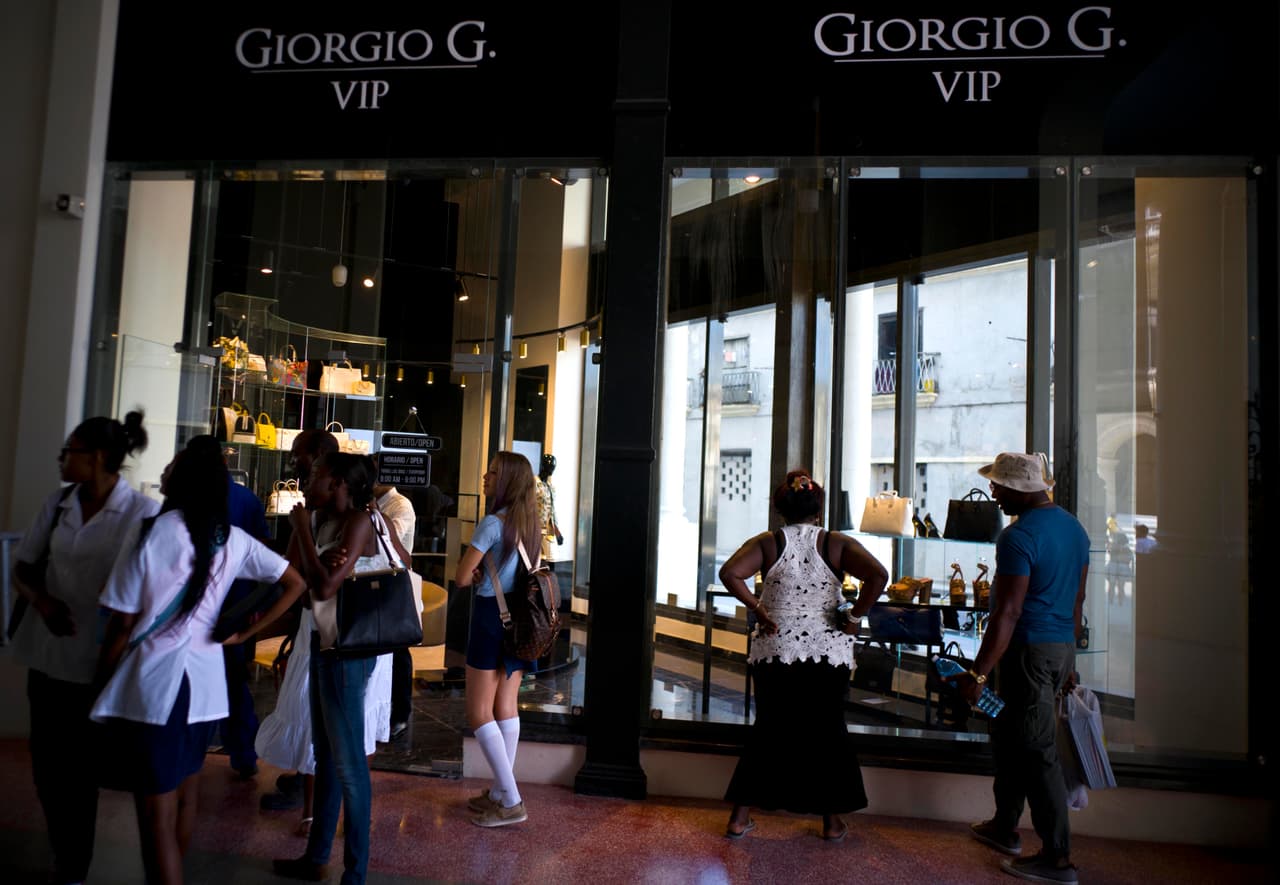 Pero, según el periodista Michael Weissenstein de AP, algunos productos que venden en el mall sí que están al alcance de una pequeña pero creciente clase media-alta cubana, como pequeñas botellas de shampoo de seis dólares y juegos de platos por 100 dólares.