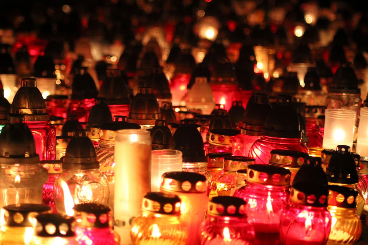 <b>Veladoras // </b>
<br>Aunque estas significan casi lo mismo en distintos rituales y ceremonias, aquí simbolizan la fe y la esperanza que guía a las almas en su camino. Se recomienda que se coloquen en las cuatro esquinas de la ofrenda.