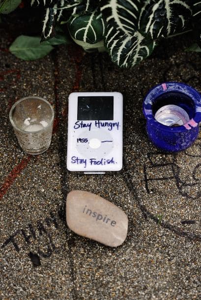 En 2001, el iPod fue otro de los dispositivos innovadores que Jobs presentó. El iPod permitió a los usuarios almacenar grandes cantidades de música en formato digital, que venía acompañado de una tienda de música, donde la ofrecía a precios que no se habían visto antes. Dejó atrás así al CD y otros formatos musicales.