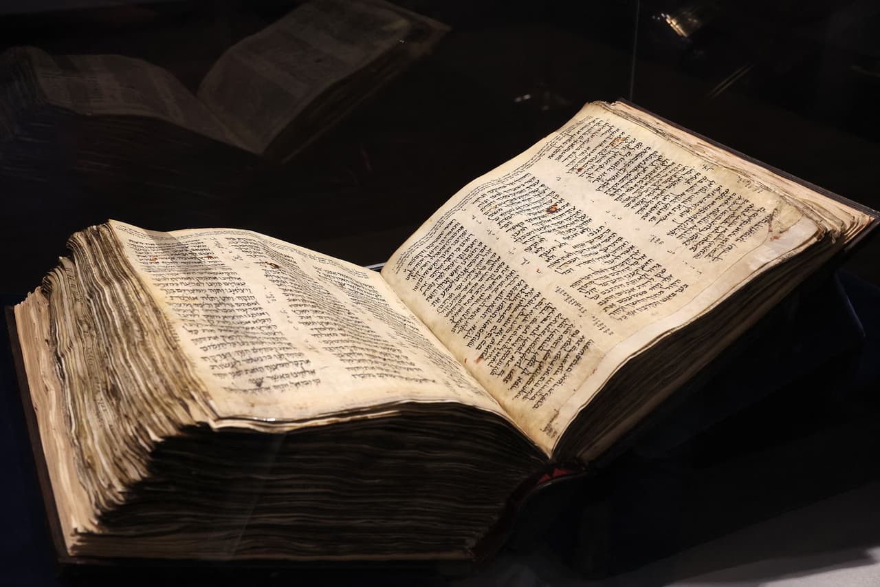 Esta rarísima Biblia hebrea tiene más de mil años y se subastó por $38 millones 