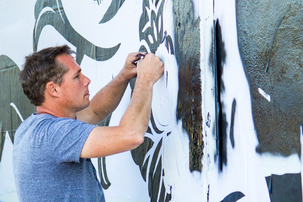 El artista Shepard Fairey trabajando en un muro en Wynwood.
