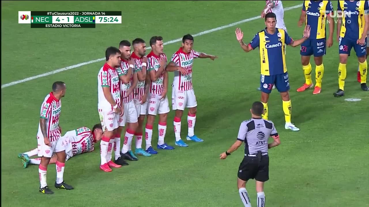 ¡TIRO ATAJADO! disparo por Rubens Sambueza.