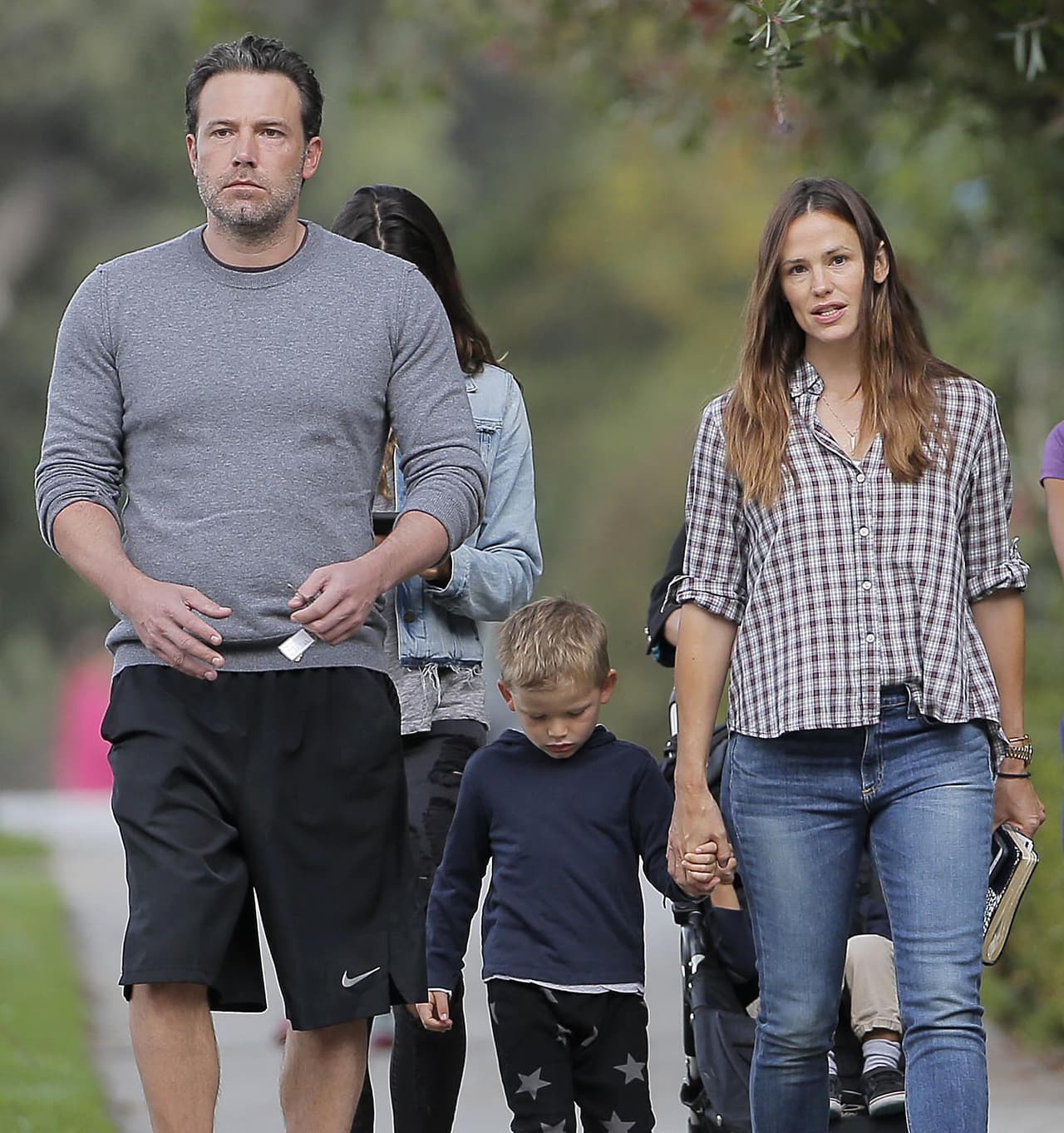 A pesar de la vergüenza y escándalo, Jen y Ben siguen siendo buenos amigos y pasan la mayor parte de su tiempo juntos, por el bien de sus tres hijos.