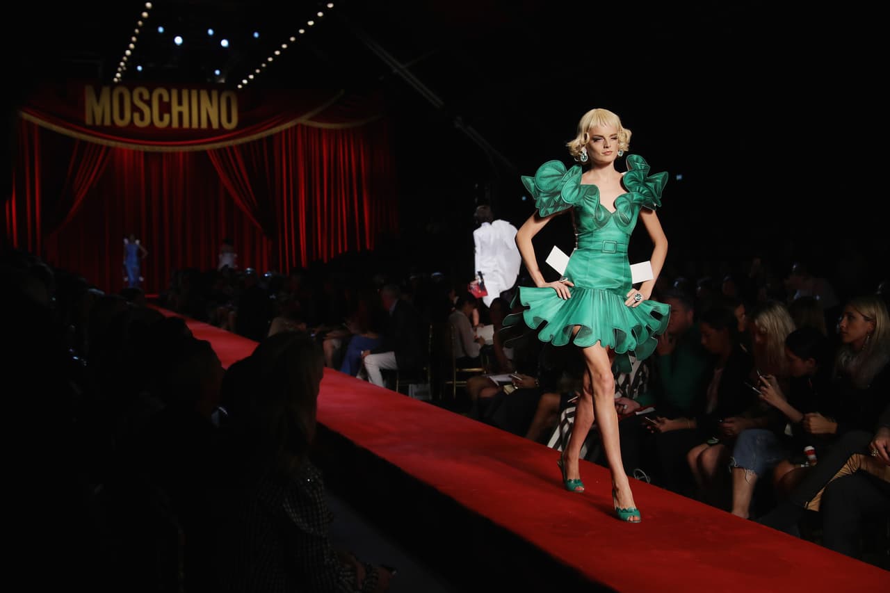 Si embargo, más que ser verdaderas piezas de la colección, esta serie de vestidos tenían la función de invocar la época dorada del cine en Hollywood y crear un ambiente de divas de otras décadas.