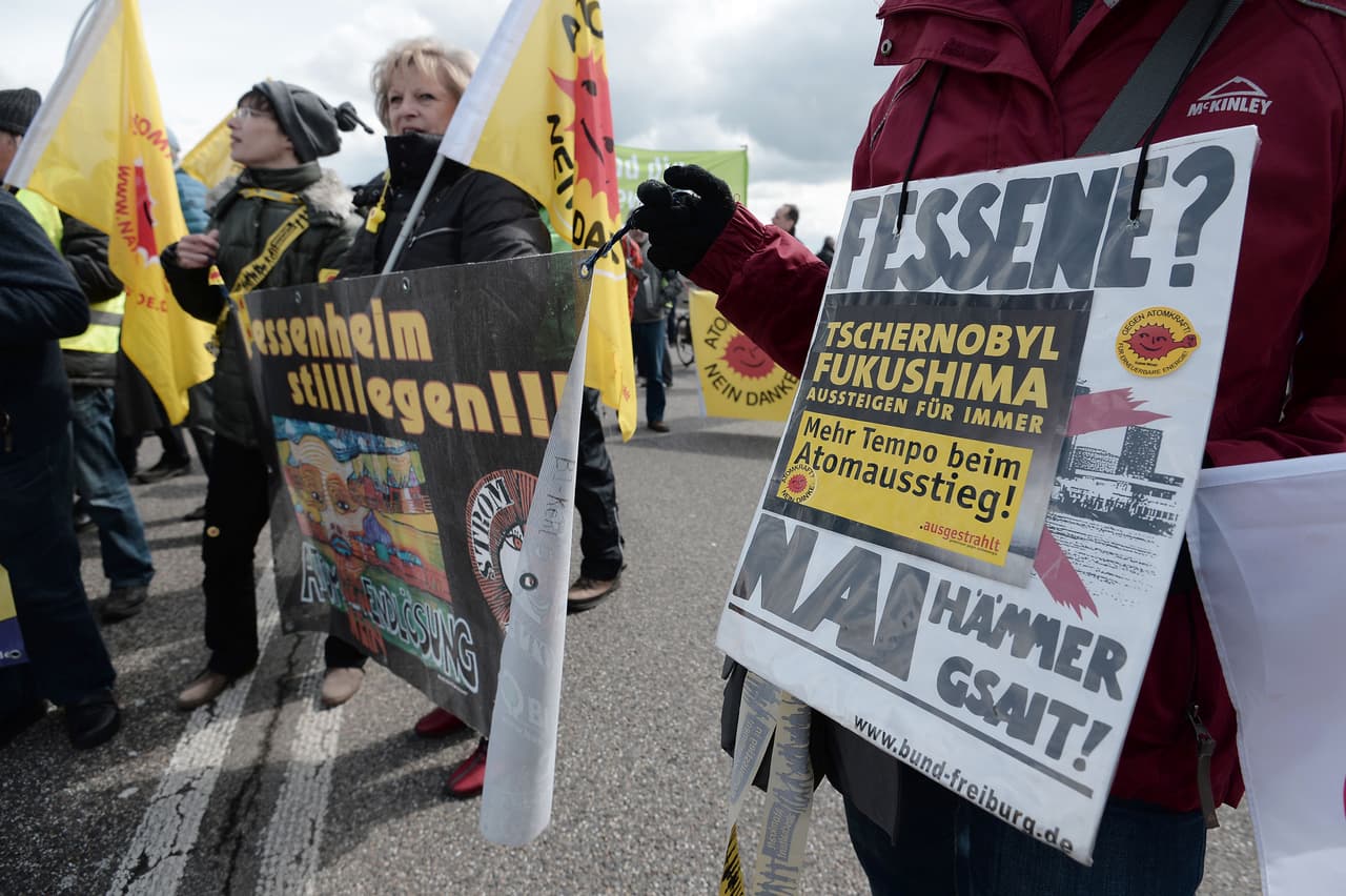 En el marco de los 30 años de la tragedia de Chernóbil, alemanes y franceses protestaron contra la antigua planta nuclear de Fessenheim, Francia.