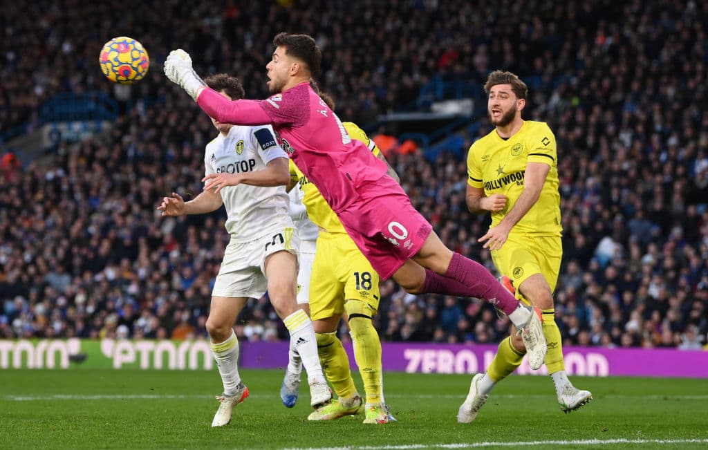 Leeds y Brentford reparten puntos tras empatar 2-2 en un partidazo durante la fecha 15 en la Premier League y ambos equipos rescatan un punto. Los de Bielsa siguen en zona del descenso.