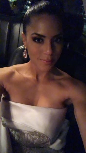 Rumbo al recinto no dudó en publicar una 'selfie donde pudimos apreciar de cerca su rostro pulcramente arreglado para el evento.