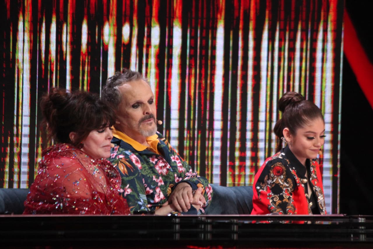 Todo comenzó cuando Galilea le pidió a Verónica Castro que cerrara los ojos para que escuchara algo y no los abriera por nada del mundo. Entonces empezó a sonar una grabación, eran Cristian Castro y su abuela, el cantante le pedía su bendición; mientras tanto, sonaban una serie de acordes...