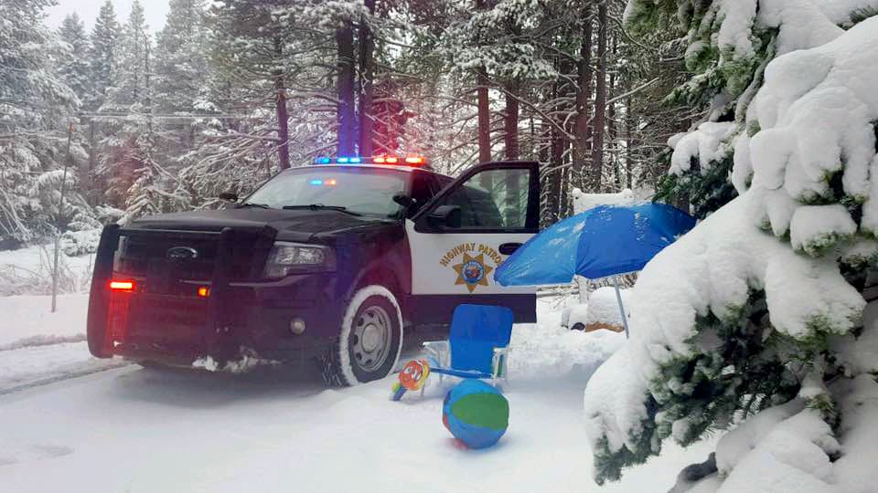 Autoridades de la Patrulla de Caminos en Truckee, California, compartieron esta imagen de uno de sus vehículos bajo la nieve.