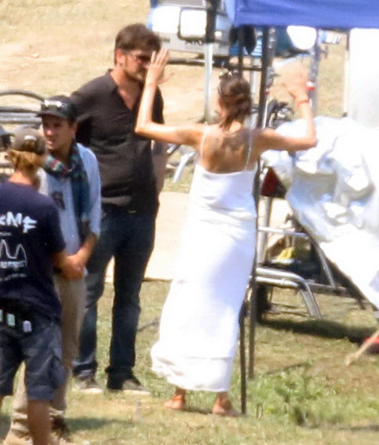 Angelina conversando con él, seguramente sobre la agenda del día.