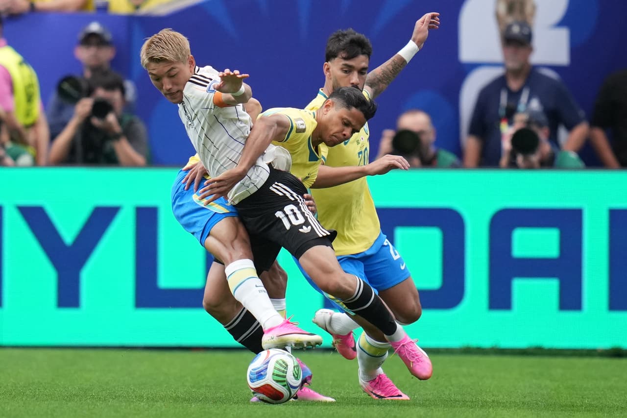 Douglas Santos (16) de Brasil y Ritsu Doan (10) de Japón luchan por el balón durante el partido de dieciseisavos de final de la Copa Mundial entre Brasil y Japón en Houston, el lunes 29 de junio de 2026.