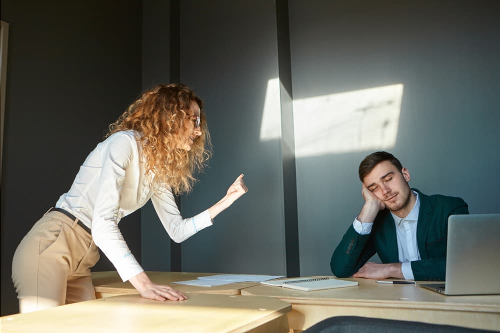 No obstante, evita las asociaciones con compañeros de trabajo irresponsables que te atrasan en tus tareas.