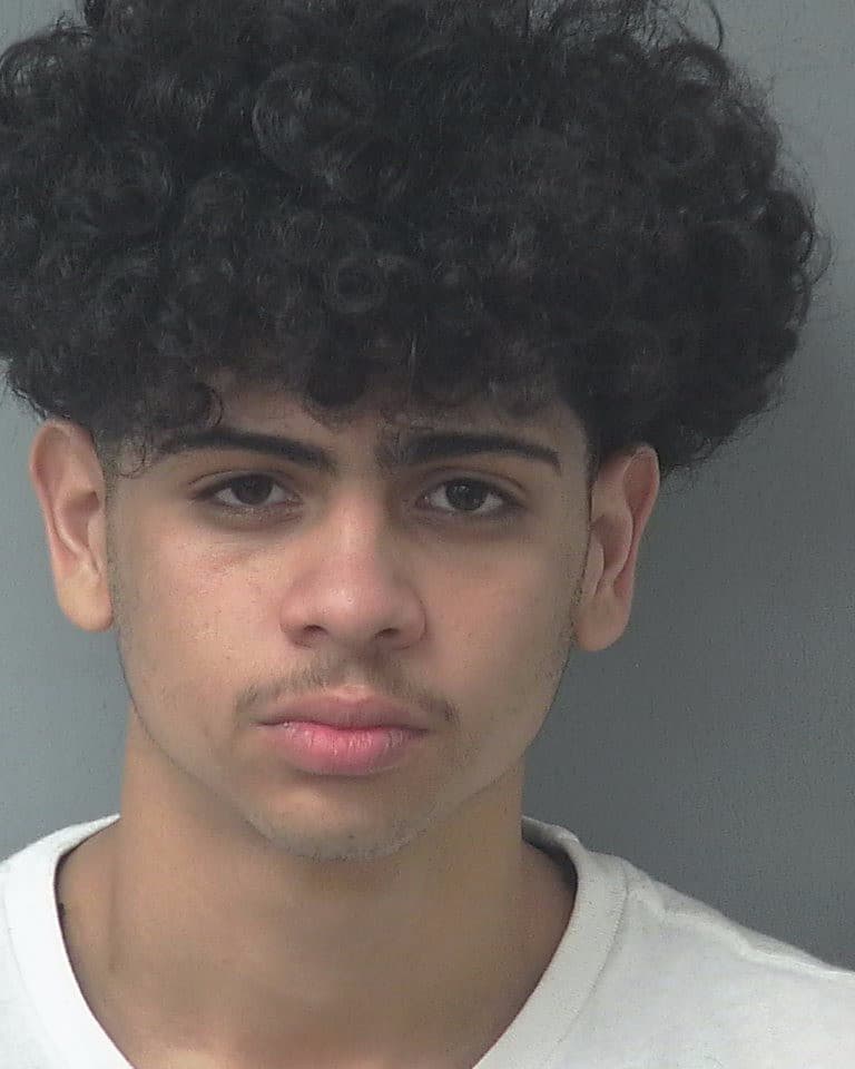 Adrian Mendez, de 18 años.