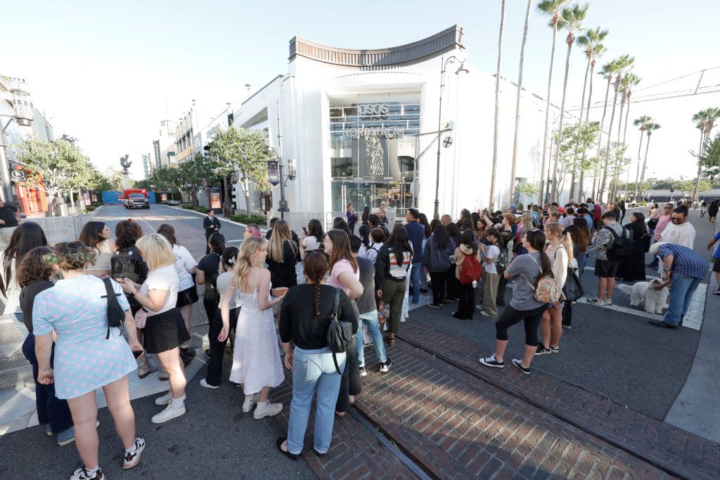Con la esperanza de poder captar la llegada de la intérprete de Karma, algunas personas que no ganaron los boletos para el estreno permanecieron en el área.