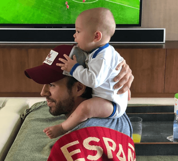 Ahora con dos hijos a su cuidado, el cantautor recuerda con dolor lo que enfrentó al criarse sin la figura paterna, pues Julio Iglesias siempre andaba de gira, alrededor del mundo.