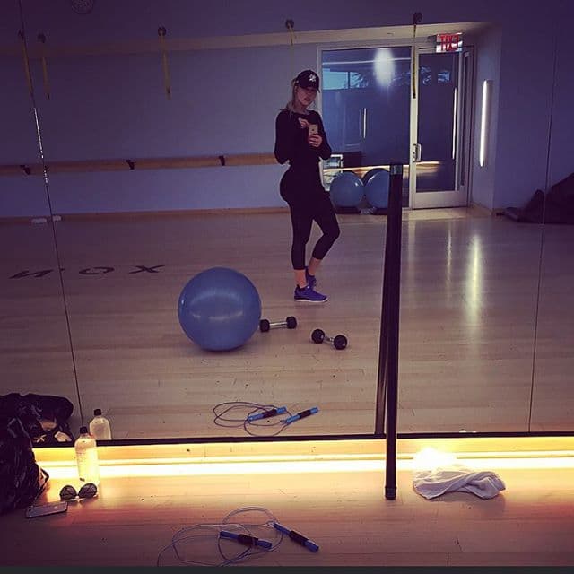 Todos los días pasa varias horas en el gym.