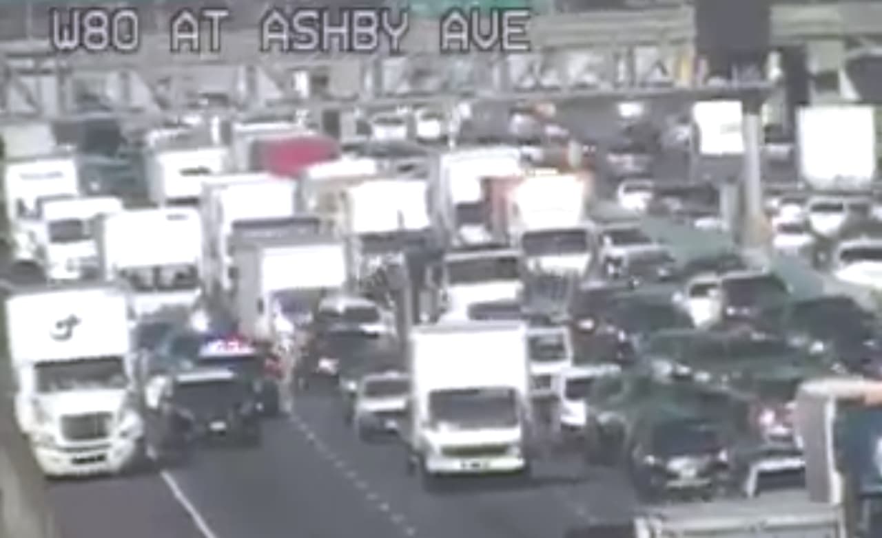 Reabren carriles de I-80 en Berkeley tras carambola de vehículos