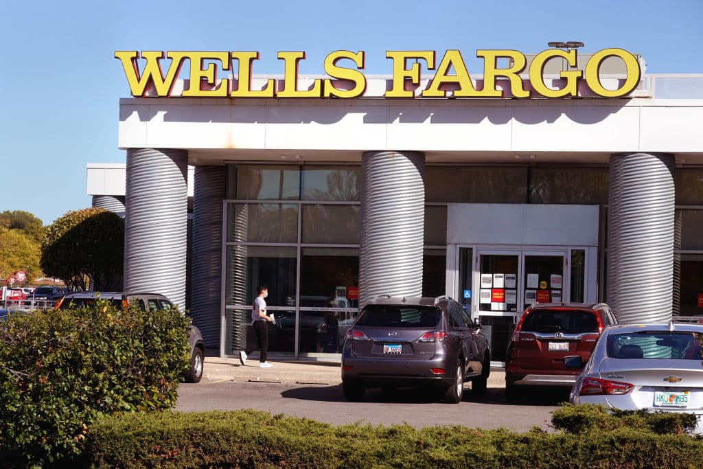 El verano pasado, el director ejecutivo Charlie Scharf dijo que el banco necesita una reducción de $10 mil millones en gastos anuales para competir con sus competidores. 
<br>