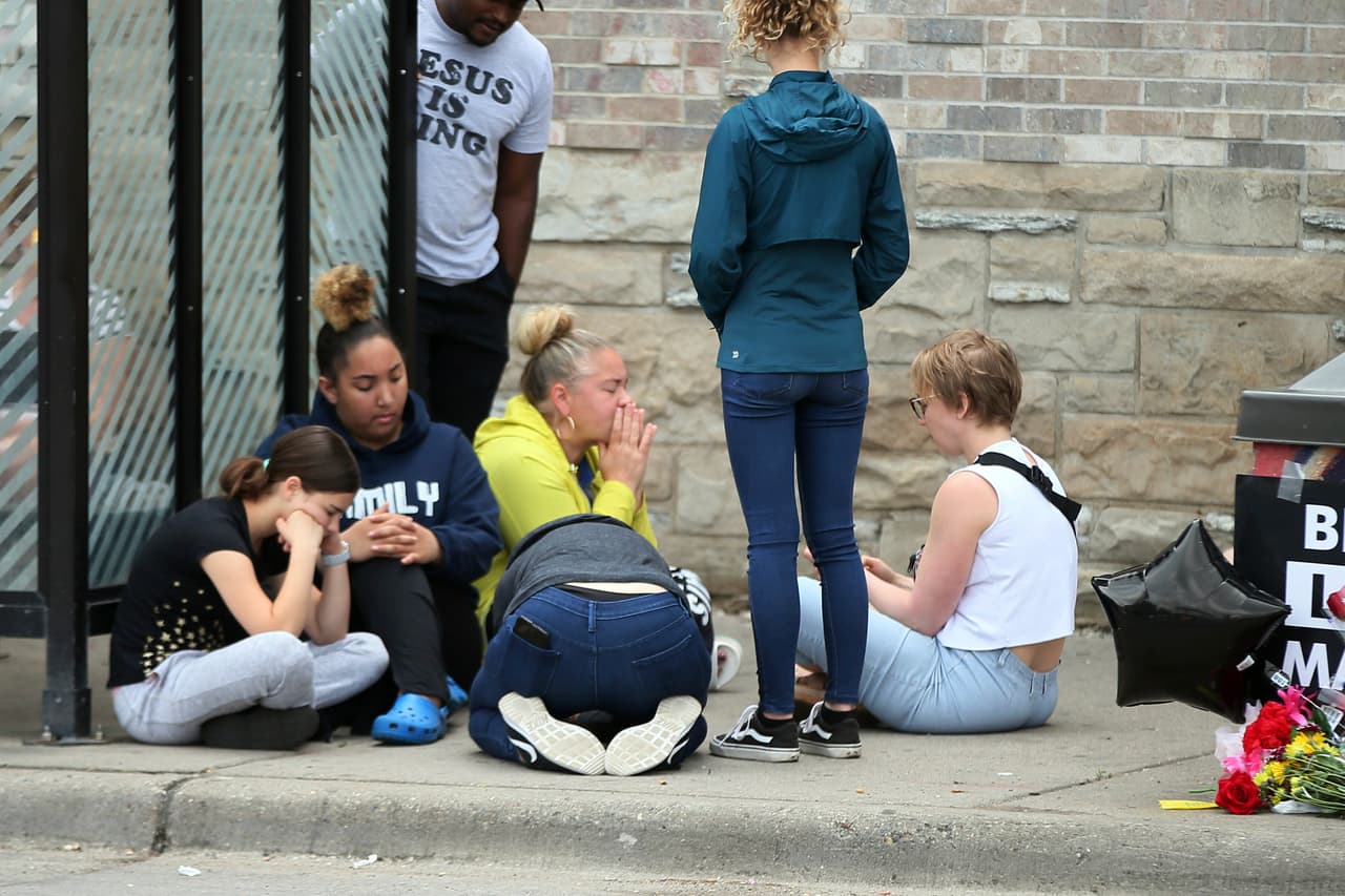 Los dolientes se reunieron alrededor de un monumento improvisado en esa ciudad, en honor al afroestadounidense George Floyd, muerto en custodia policial.
