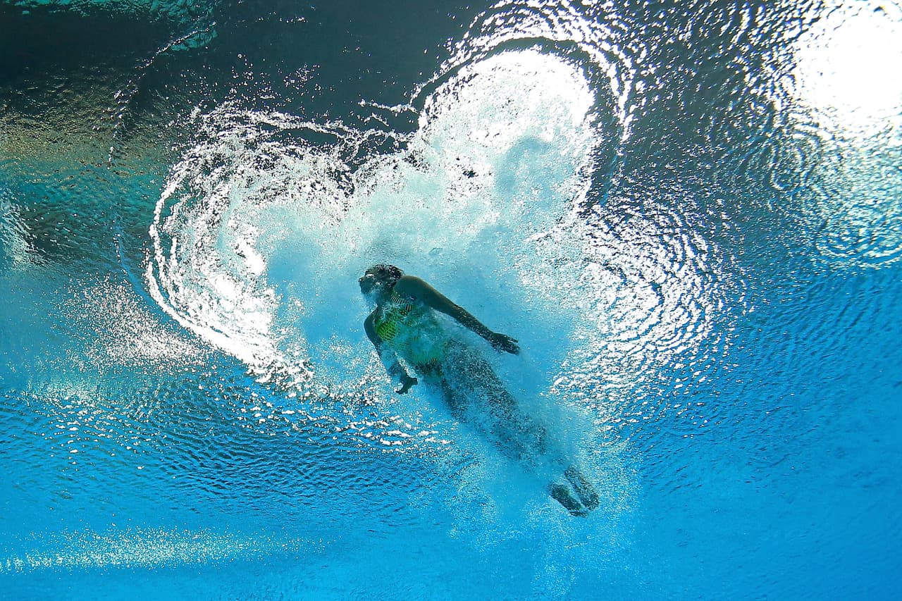 Los organismos primero penetran en la mucosa nasal. Es por eso que los Centros para el Control y la Prevención de Enfermedades (CDC, por sus siglas en inglés) recomiendan no zambullirse o saltar al agua, especialmente los ríos y lagos a menos que tenga una 
<b>pinza nasal.</b>
