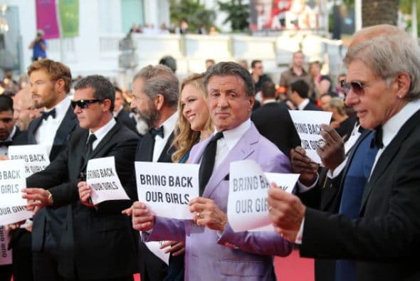 Todos ellos aprovecharon su paso por la alfombra roja del festival de Cannes para mostrar un cartel en el que estaba escrito "Bring back our girls" ("Devolvednos a nuestras niñas").